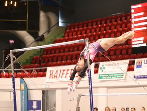 Stefanie Siegenthaler am Stufenbarren