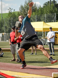 Urs Hutmacher beim Steinstossen