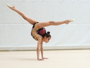 Désirée Fernandez mit Ball